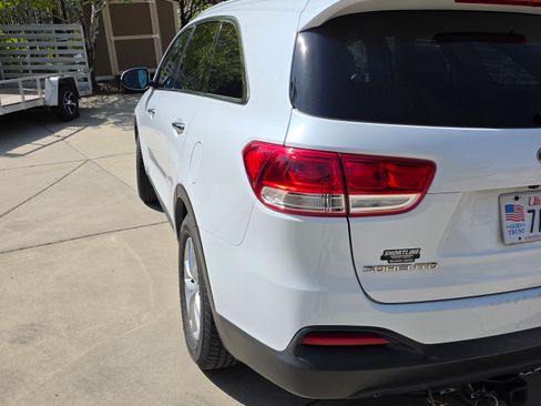 Used 2018 Kia Sorento LX image 11