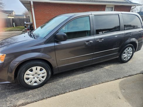 Used 2017 Dodge Grand Caravan SE image 19