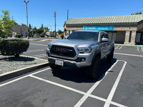 Used 2018 Toyota Tacoma TRD Off-Road w/ Technology Package AWD/4WD image 2