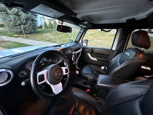 Used 2014 Jeep Wrangler Unlimited Sahara image 13