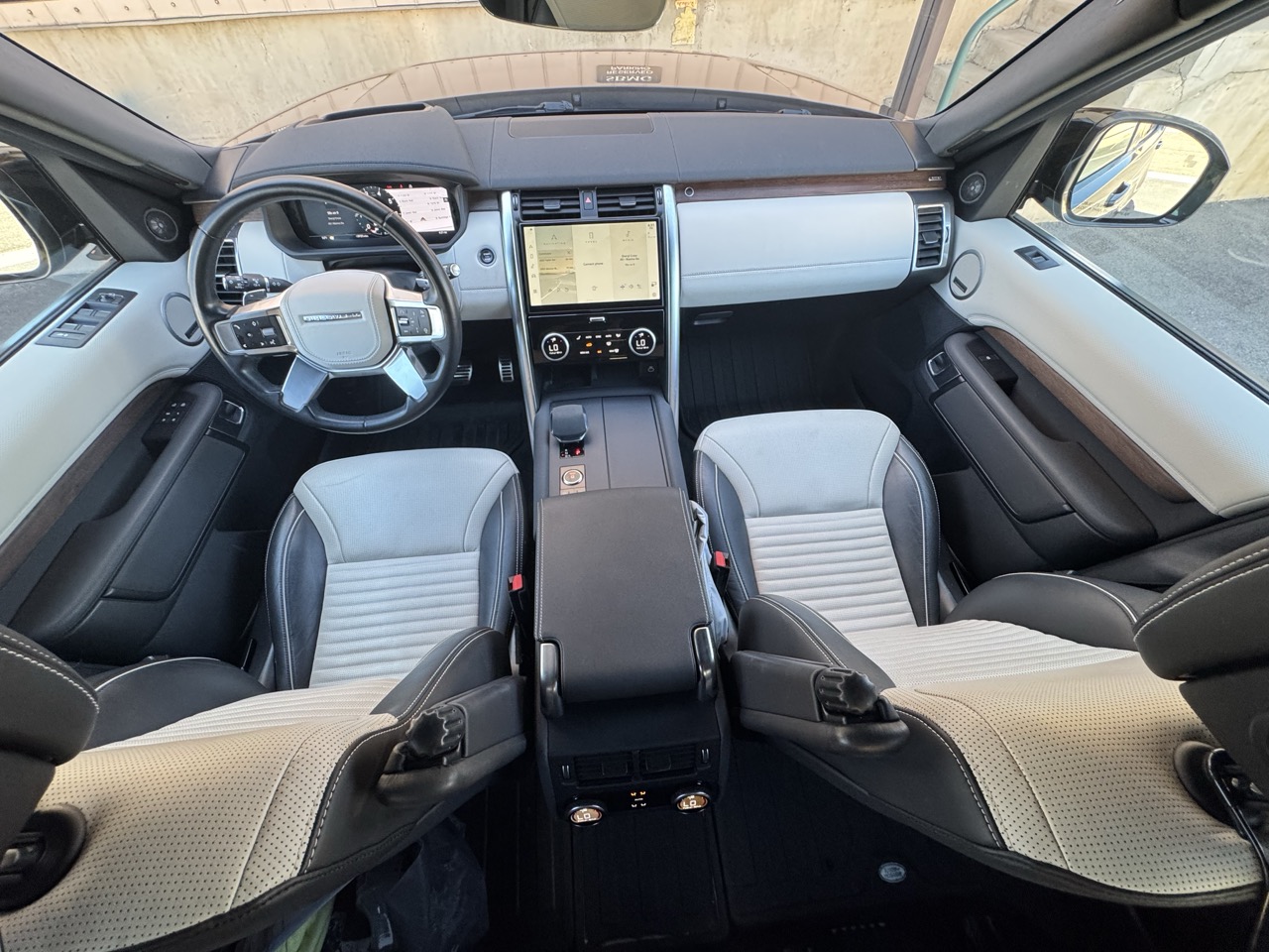 Used 2023 Land Rover Discovery Metropolitan Edition AWD/4WD image 28