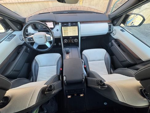 Used 2023 Land Rover Discovery Metropolitan Edition AWD/4WD image 28