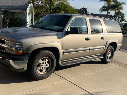 Used 2001 Chevrolet Suburban LS w/ LS Preferred Equipment Group RWD image 1