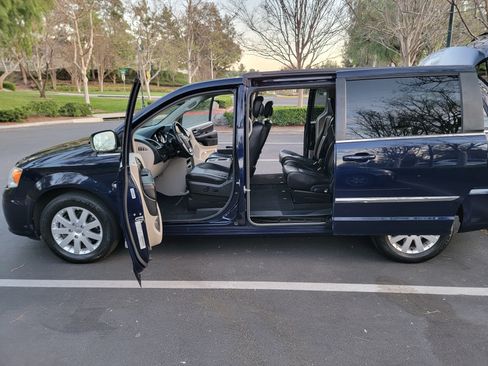 Used 2015 Chrysler Town & Country Touring image 18