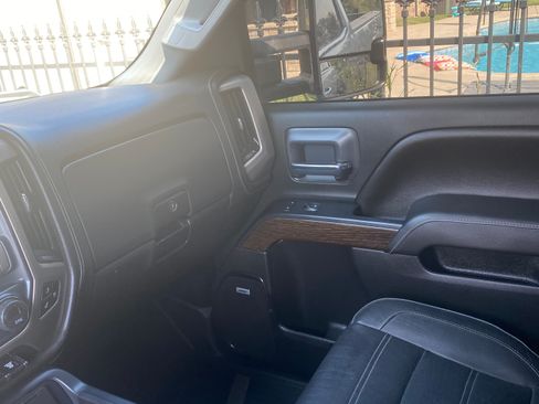 Used 2018 GMC Sierra 2500 Denali w/ Duramax Plus Package AWD/4WD image 18
