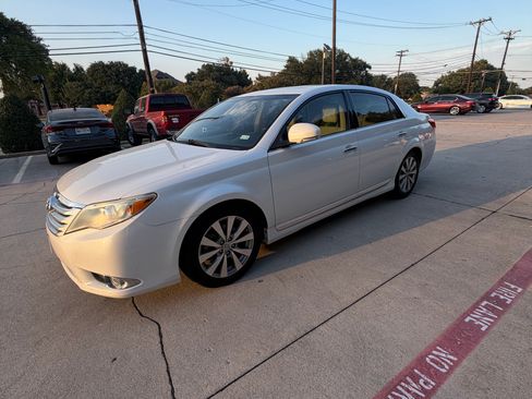 Used 2012 Toyota Avalon Limited FWD image 1