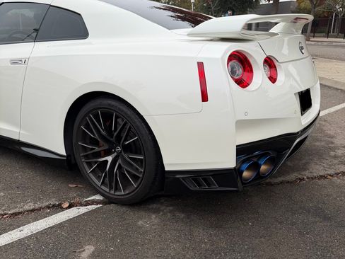 Used 2023 Nissan GT-R Premium w/ Premium Interior Package AWD/4WD image 2