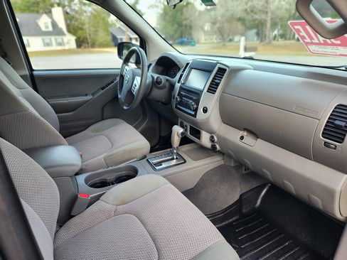 Used 2019 Nissan Frontier SV image 6