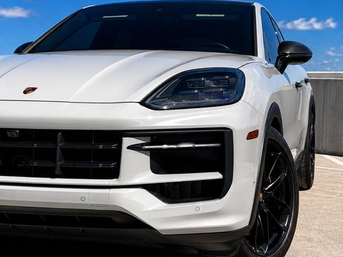 Used 2025 Porsche Cayenne GTS AWD/4WD image 4