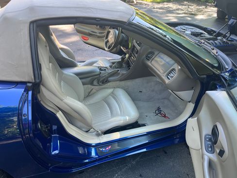 Used 2004 Chevrolet Corvette Convertible w/ Preferred Equipment Group RWD image 8