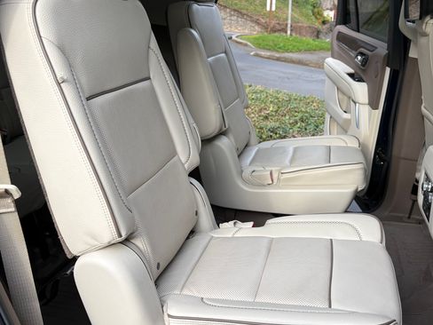 Used 2021 GMC Yukon Denali w/ Denali Premium Package image 17