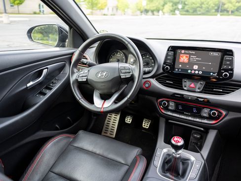 Used 2018 Hyundai Elantra GT Sport FWD image 2