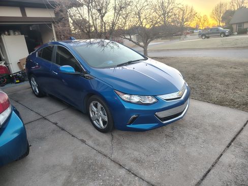Used 2017 Chevrolet Volt LT w/ Comfort Package image 2