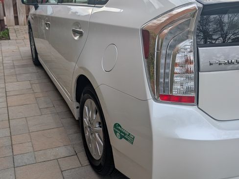 Used 2015 Toyota Prius Plug-In Hybrid image 9