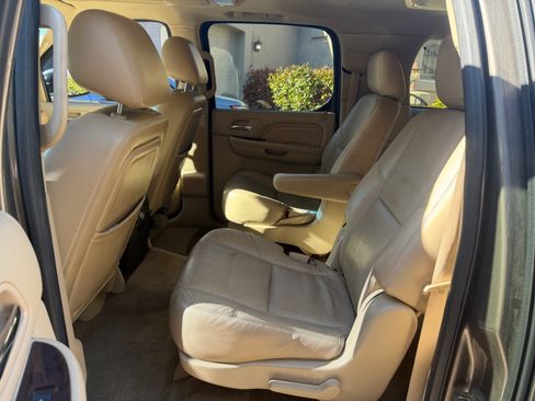 Used 2011 Cadillac Escalade ESV Luxury image 4