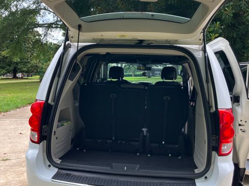 Used 2019 Dodge Grand Caravan SXT FWD image 12