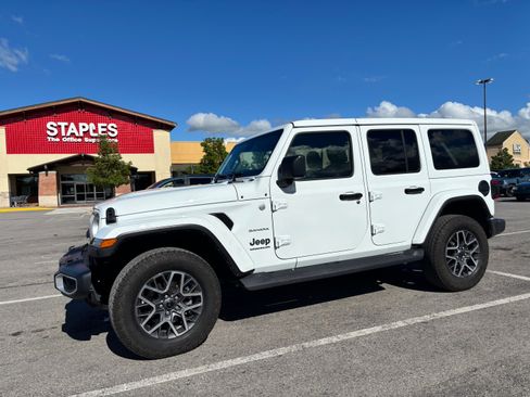 Used 2024 Jeep Wrangler Unlimited Sahara AWD/4WD image 1