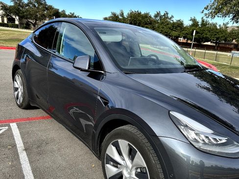 Used 2022 Tesla Model Y Long Range image 1