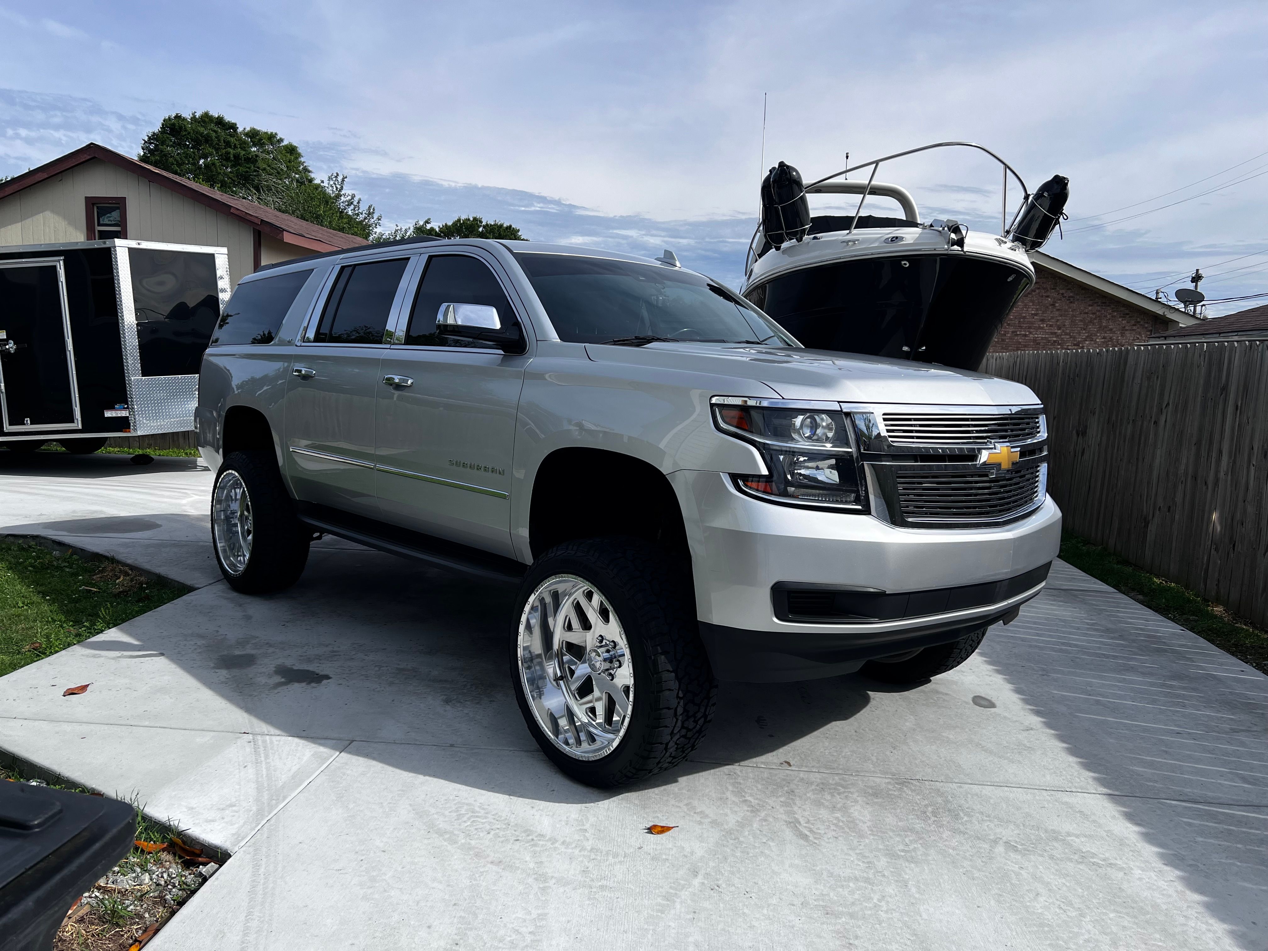 Used 2015 Chevrolet Suburban LT RWD image 1
