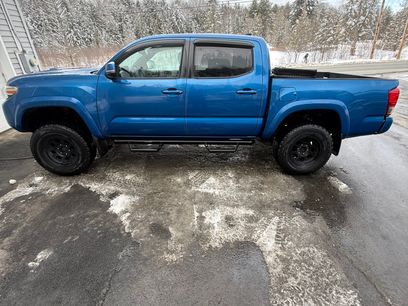 Used 2017 Toyota Tacoma TRD Sport w/ Tow Package (A/T)