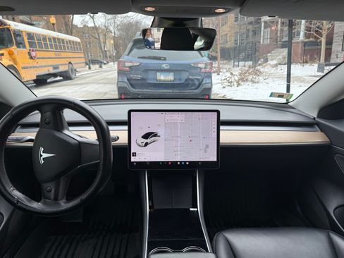 Used 2020 Tesla Model 3 Standard Range Plus image 4