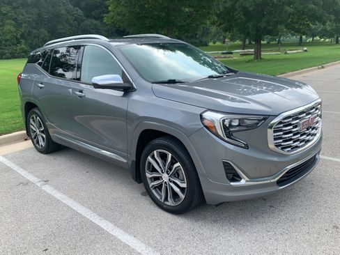 Used 2019 GMC Terrain Denali w/ GMC Pro Grade Package AWD/4WD image 9