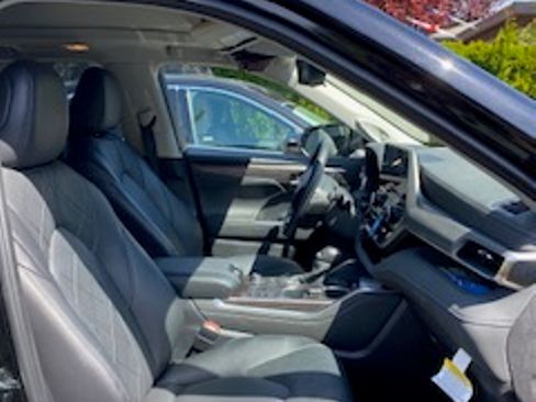 Used 2024 Toyota Highlander Platinum AWD/4WD image 19