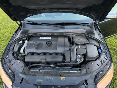 Used 2010 Volvo V70 R-Design FWD image 18