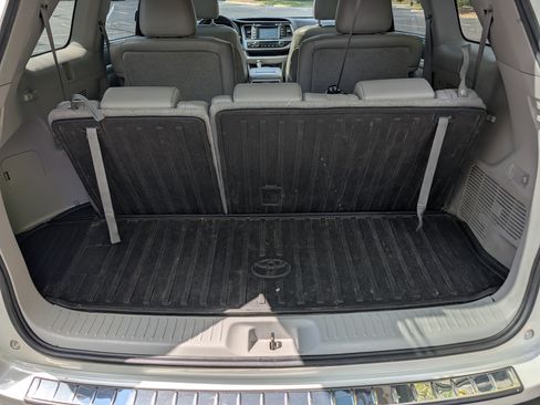 Used 2019 Toyota Highlander Limited Platinum AWD/4WD image 24