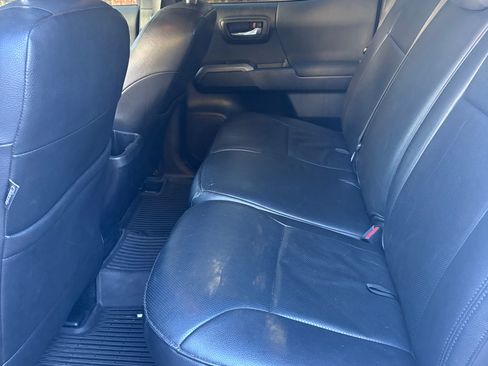 Used 2018 Toyota Tacoma TRD Sport image 6