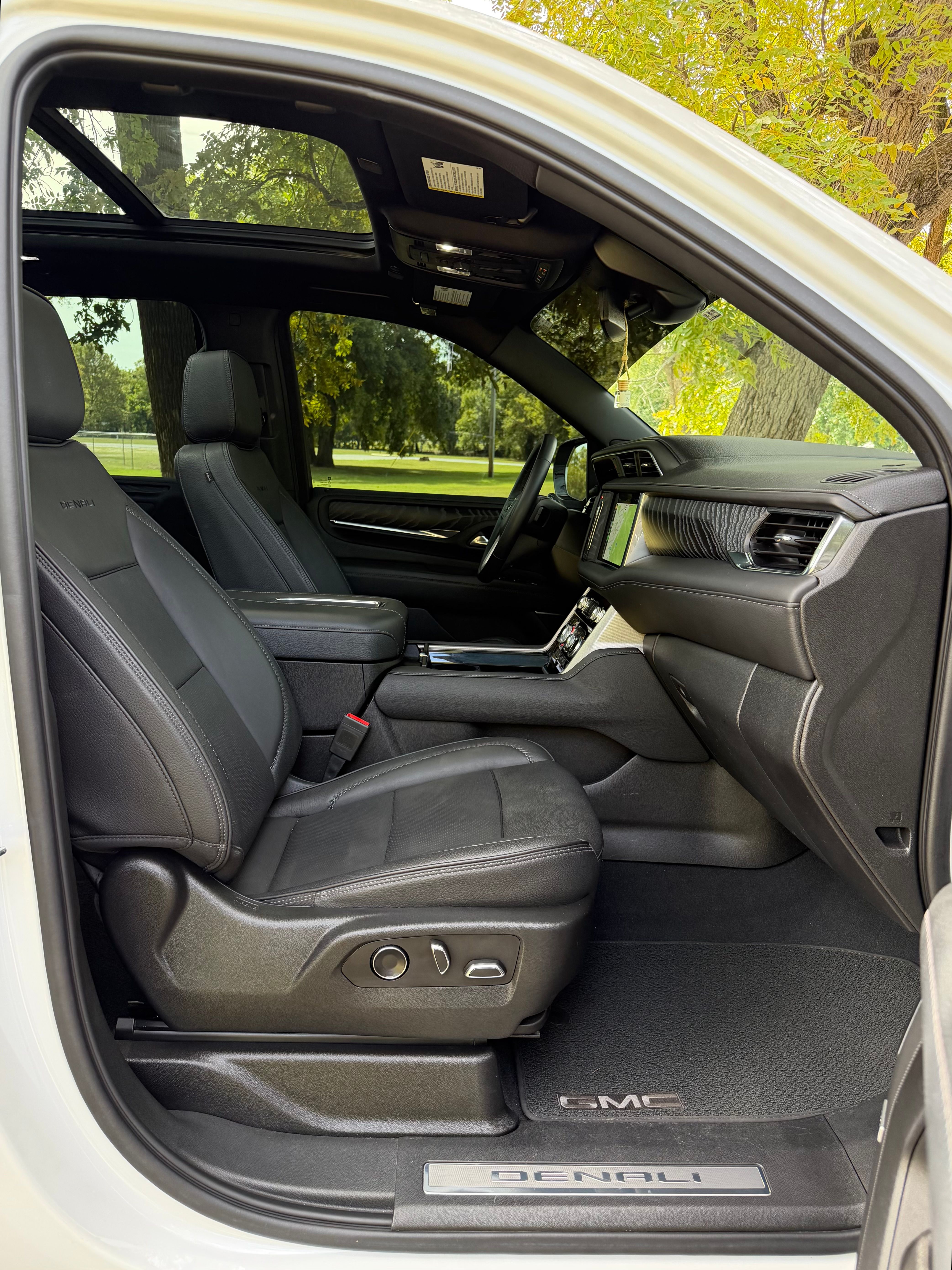 Used 2023 GMC Yukon Denali AWD/4WD image 29