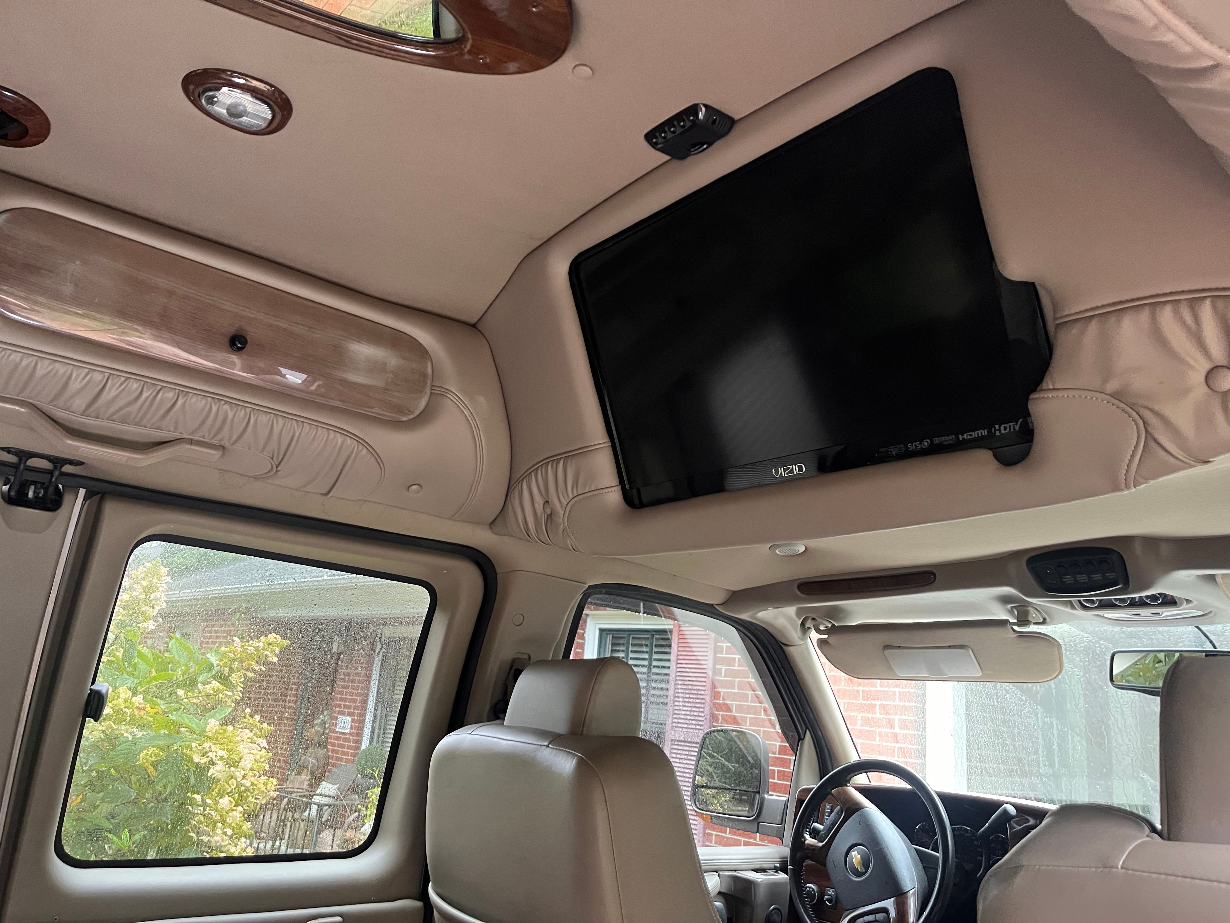 Used 2011 Chevrolet Express 1500 AWD image 5