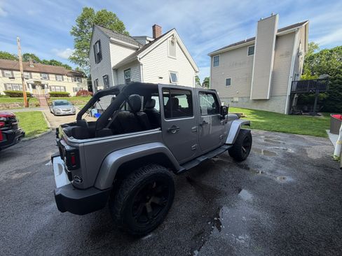 Used 2013 Jeep Wrangler Unlimited Sahara w/ Dual Top Group AWD/4WD image 9