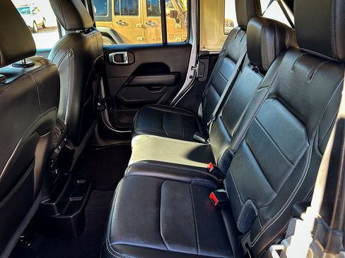 Used 2019 Jeep Wrangler Unlimited Sahara image 15