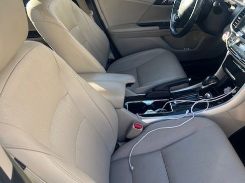 Used 2017 Honda Accord Touring image 5