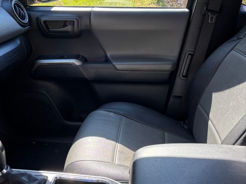 Used 2016 Toyota Tacoma SR5 w/ SR5 Appearance Package (SN) image 11