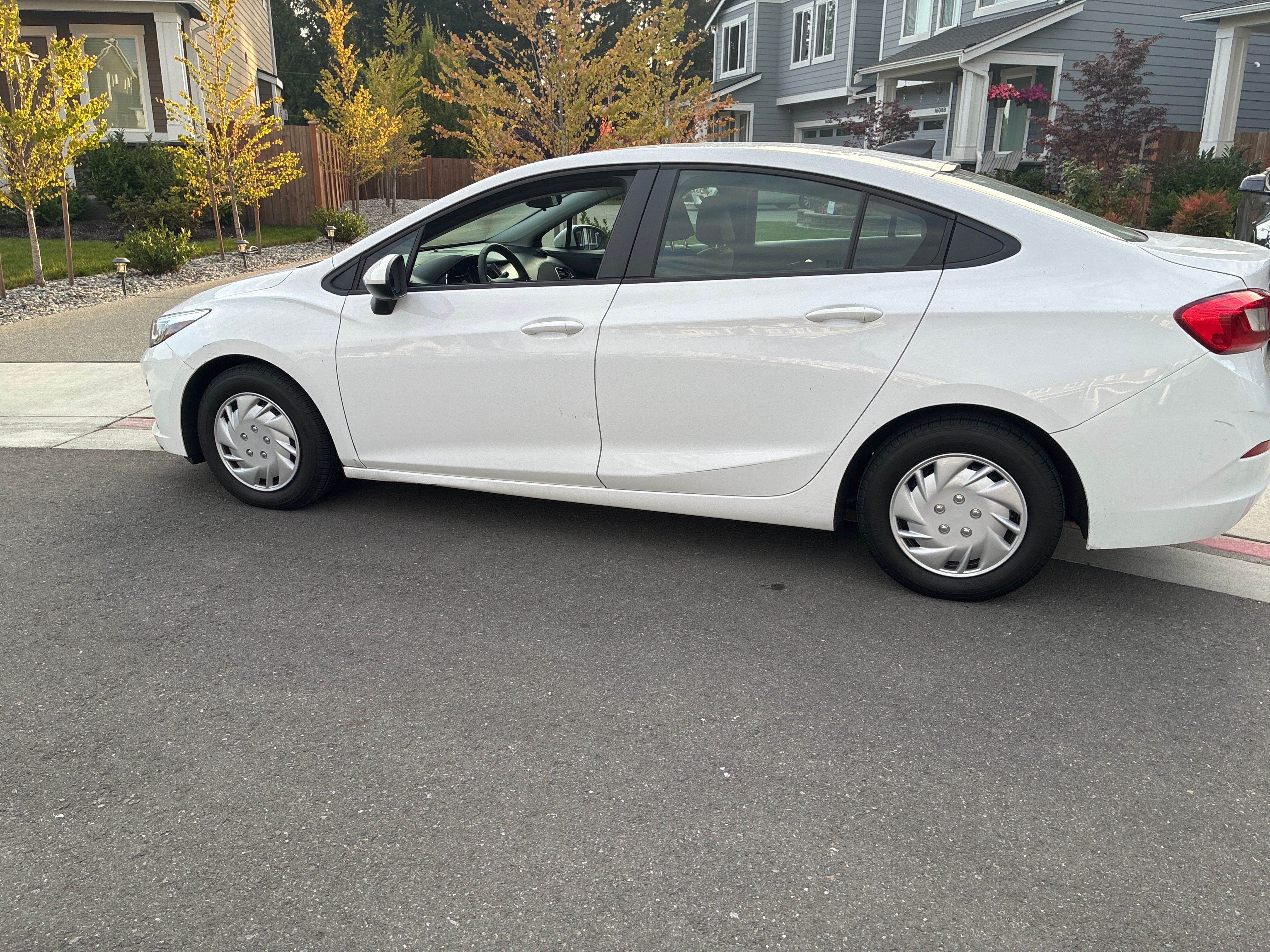 Used 2019 Chevrolet Cruze Sedan FWD image 2