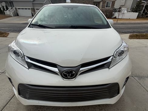 Used 2020 Toyota Sienna XLE Premium image 2