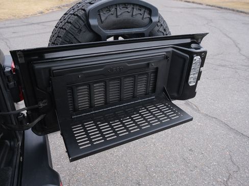 Used 2019 Jeep Wrangler Unlimited Sahara w/ Safety Group image 5