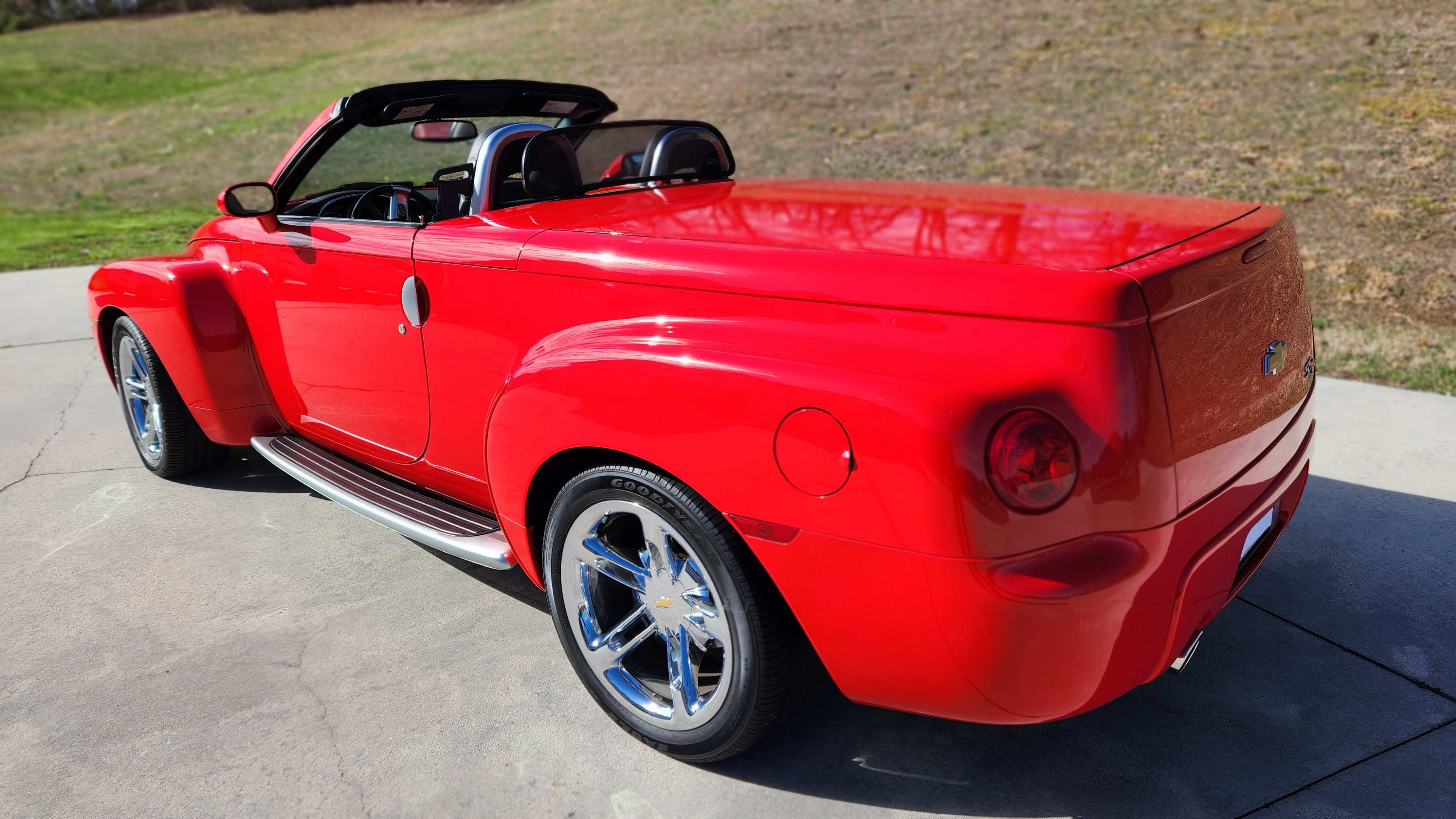 Used 2005 Chevrolet SSR w/ Preferred Equipment Group RWD image 11