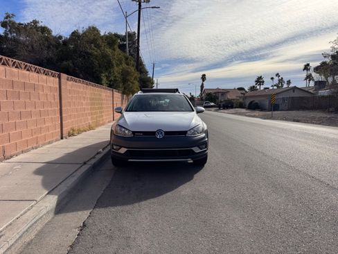 Used 2017 Volkswagen Golf Alltrack SE image 4
