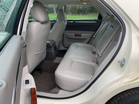 Used 2010 Chrysler 300 C w/ Luxury Group II image 9