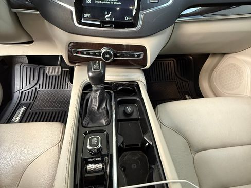 Used 2019 Volvo XC90 T5 Momentum w/ Multimedia Package image 9