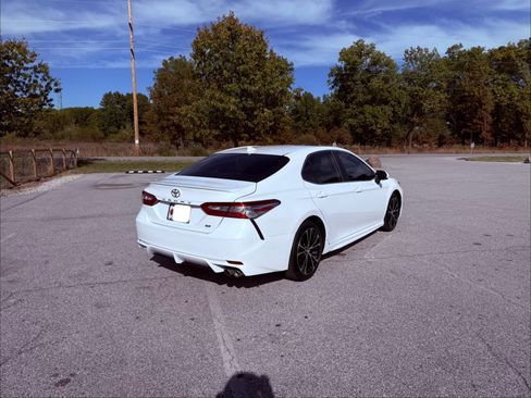 Used 2020 Toyota Camry SE image 5