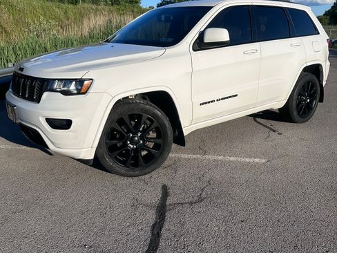 Used 2017 Jeep Grand Cherokee Altitude AWD/4WD image 2