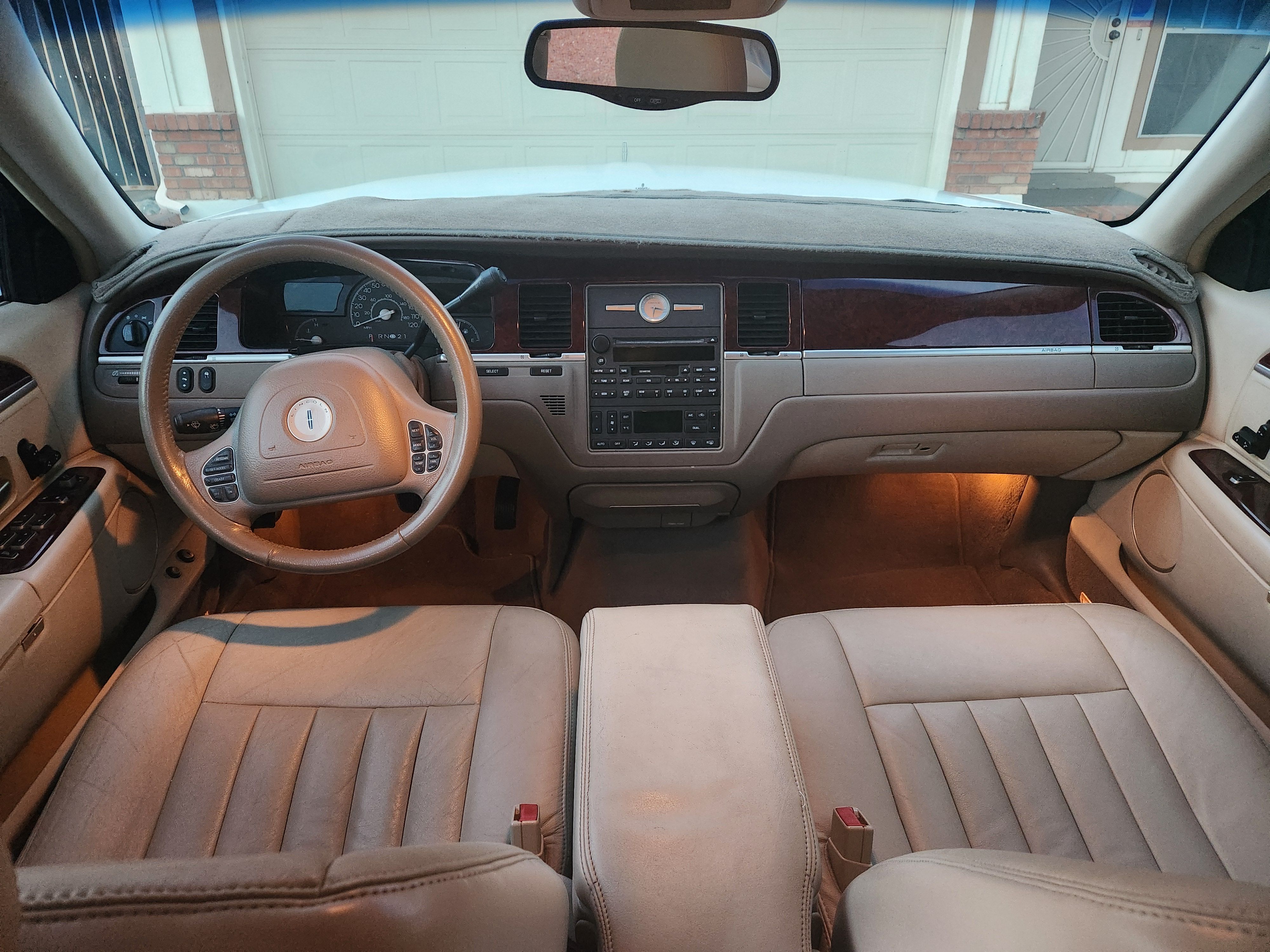 Used 2003 Lincoln Town Car Executive RWD image 17