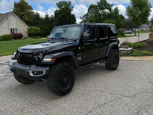 Used 2018 Jeep Wrangler Unlimited Sahara AWD/4WD image 2