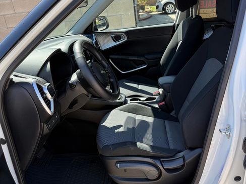 Used 2022 Kia Soul LX image 11