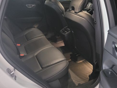 Used 2022 Volvo XC60 B5 Inscription w/ Climate Package image 10