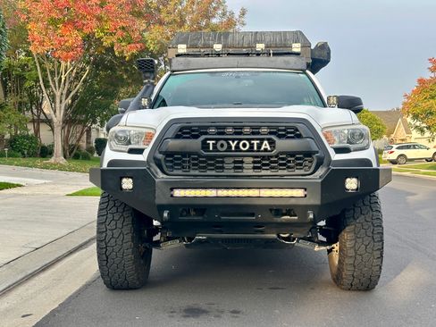 Used 2017 Toyota Tacoma TRD Off-Road image 4